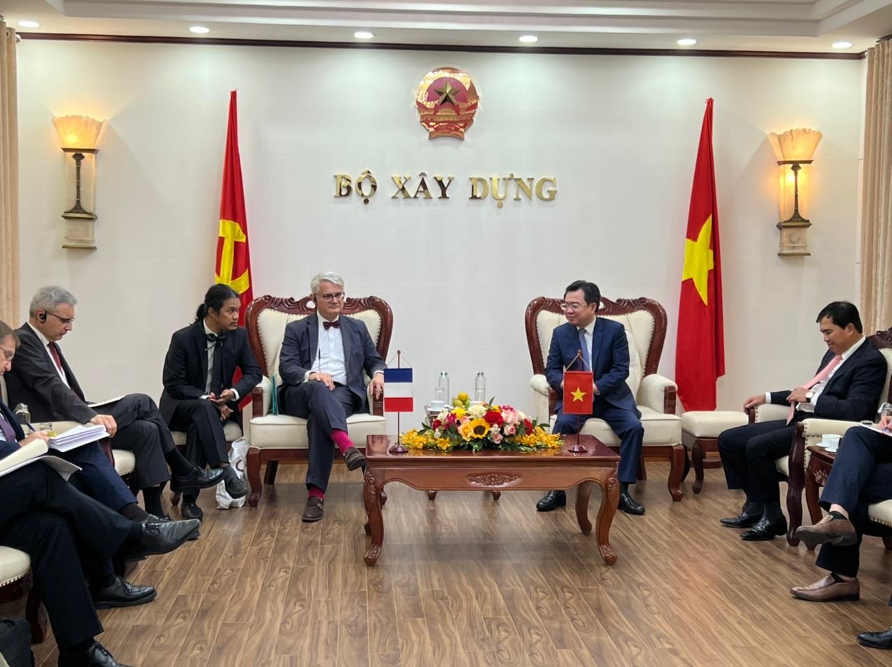Bộ trưởng Bộ Xây dựng Nguyễn Thanh Nghị và ông Nicolas Warnery - Đại sứ Cộng hòa Pháp tại Việt Nam tại Lễ ký kết